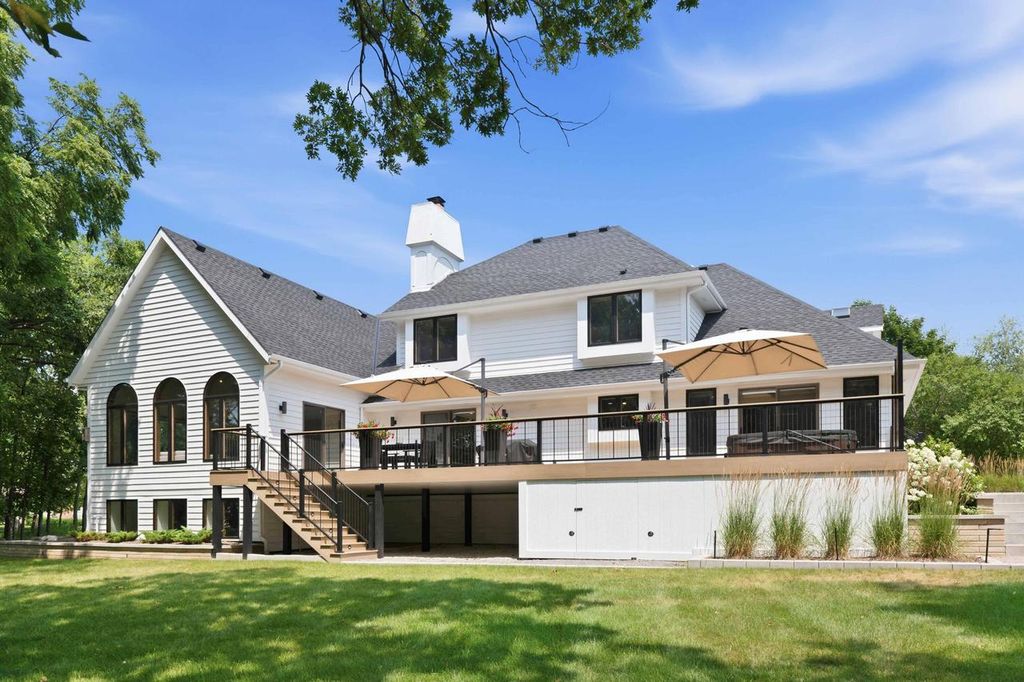 W307N2873 Fieldwood DRIVE, Pewaukee, WI 53072