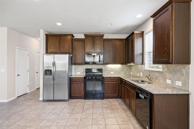 325 Eagle Brook LN, Buda, TX 78610