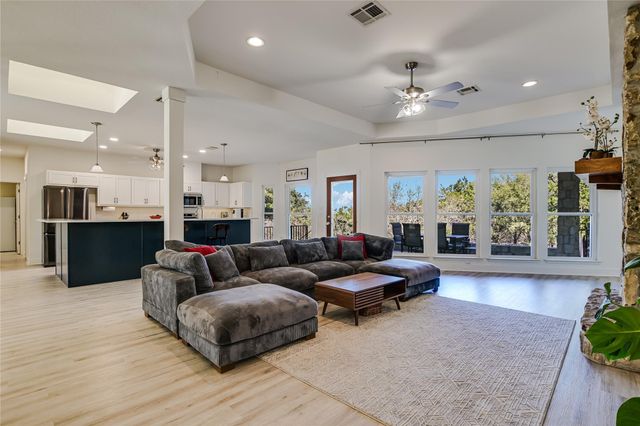 945 Wesley Ridge DR, Spicewood, TX 78669