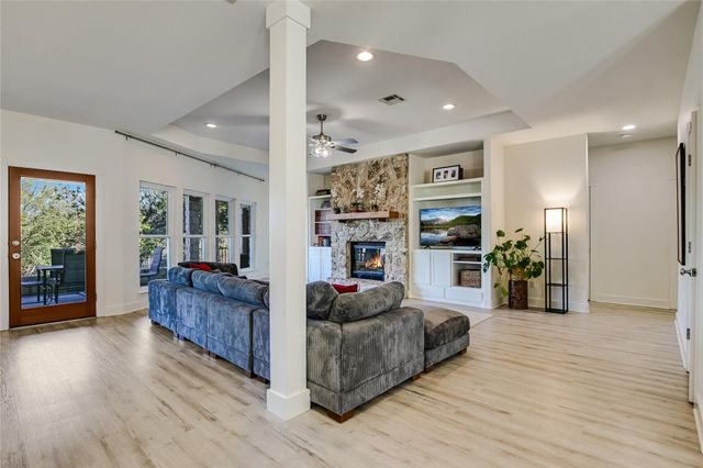 945 Wesley Ridge DR, Spicewood, TX 78669