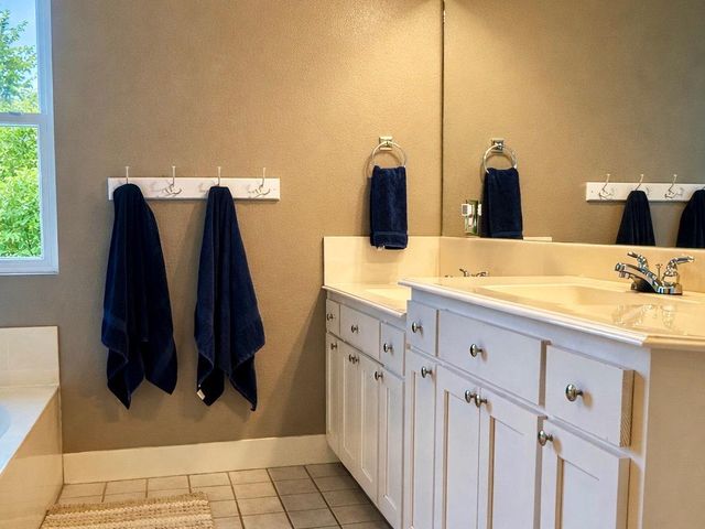 945 Wesley Ridge DR, Spicewood, TX 78669