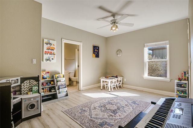 945 Wesley Ridge DR, Spicewood, TX 78669