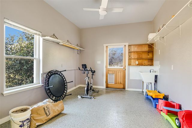 945 Wesley Ridge DR, Spicewood, TX 78669