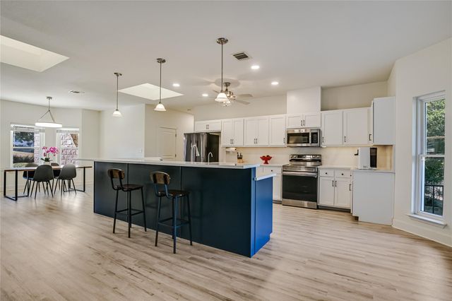 945 Wesley Ridge DR, Spicewood, TX 78669