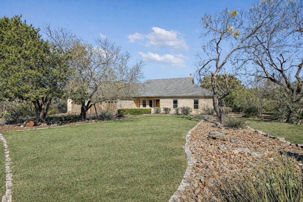 945 Wesley Ridge DR, Spicewood, TX 78669