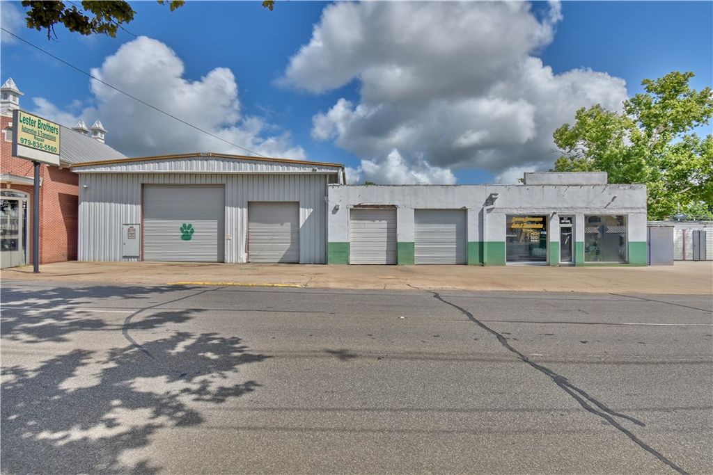 307 East Alamo Street, Brenham, TX 77833 — exterior