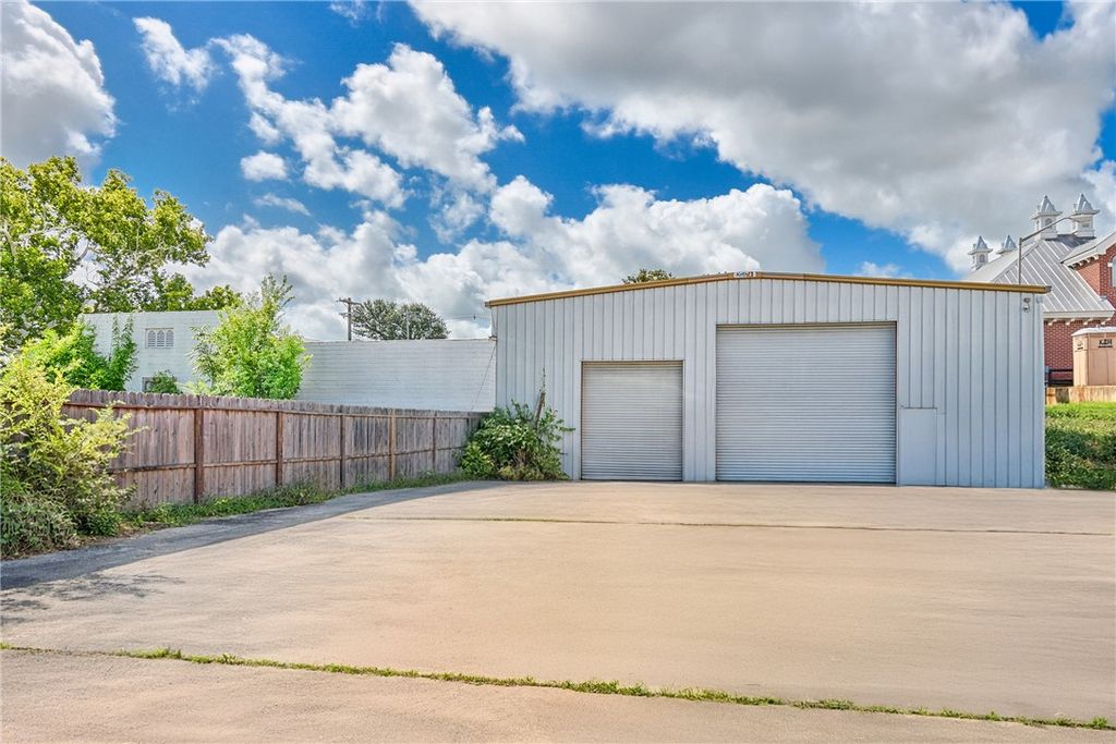 307 East Alamo Street, Brenham, TX 77833 — photo 2