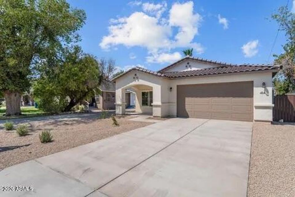 Image 2 of property listing at 414 E Eason Avenue, Buckeye, AZ 85326