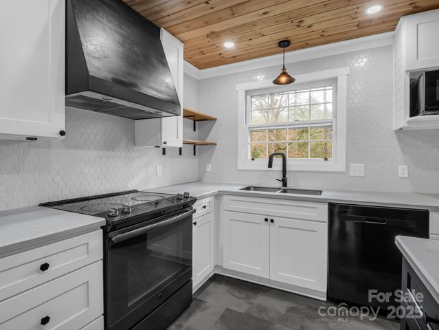 100 Sherwood Ridge Road, Brevard, NC 28712