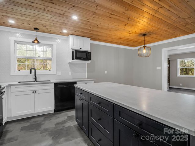 100 Sherwood Ridge Road, Brevard, NC 28712