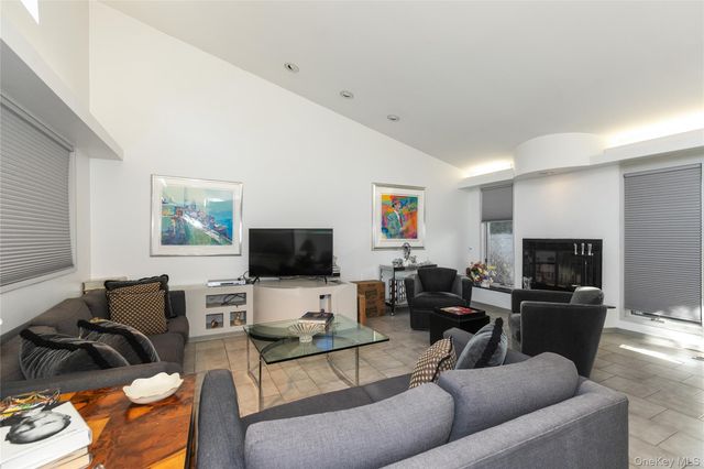 1 FRANKLIN Road, Great Neck, NY 11024