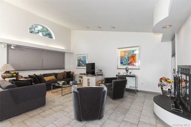 1 FRANKLIN Road, Great Neck, NY 11024