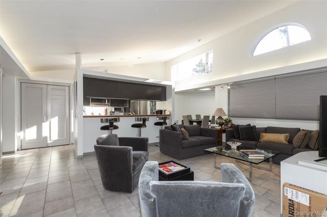 1 FRANKLIN Road, Great Neck, NY 11024