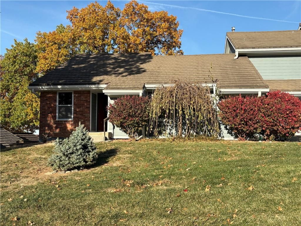 206 NE Bayview Drive, Lee's Summit, MO 64064