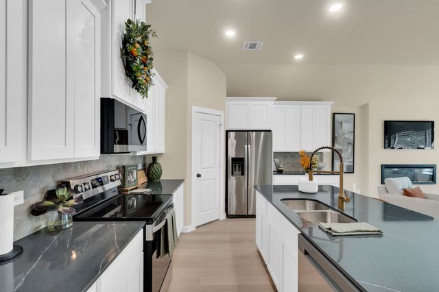 808 Tesslynn Avenue, Godley, TX 76044