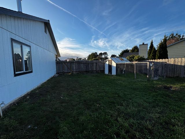 2300 Hannah Court, Fortuna, CA 95540