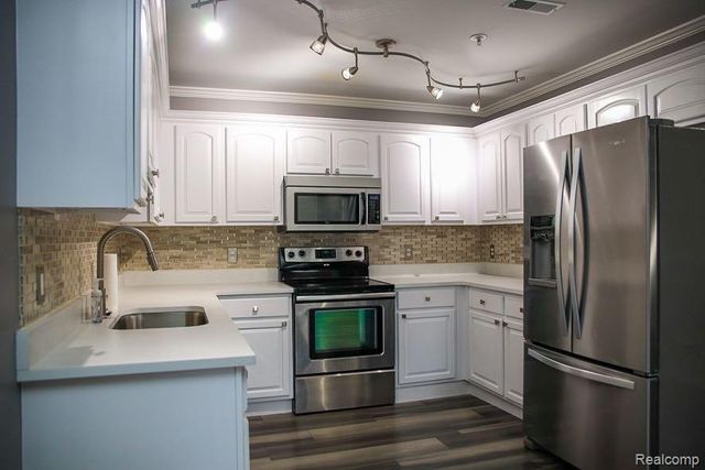 11405 N Woods Drive, Shelby Twp, MI 48317