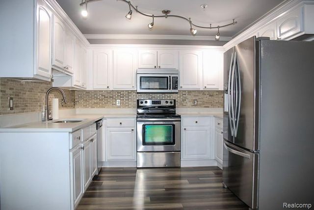 11405 N Woods Drive, Shelby Twp, MI 48317