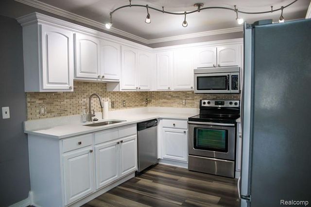 11405 N Woods Drive, Shelby Twp, MI 48317