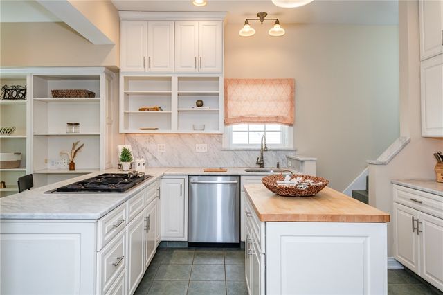 305 Oakwood Avenue, Oakwood, OH 45409