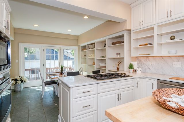 305 Oakwood Avenue, Oakwood, OH 45409