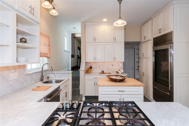 305 Oakwood Avenue, Oakwood, OH 45409