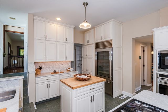 305 Oakwood Avenue, Oakwood, OH 45409