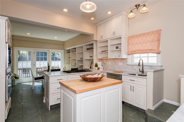 305 Oakwood Avenue, Oakwood, OH 45409