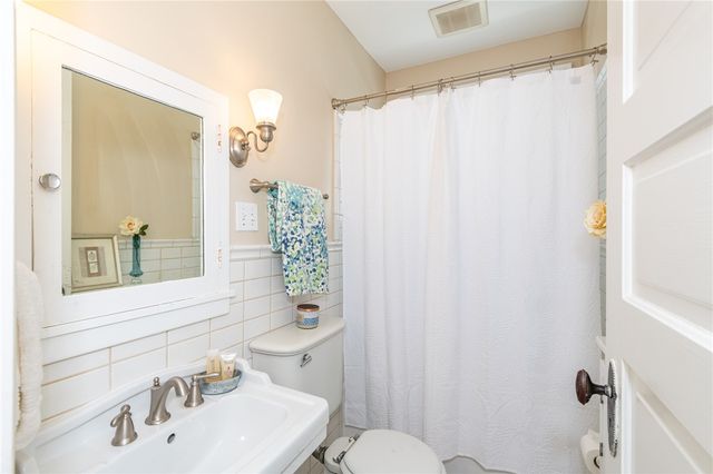 305 Oakwood Avenue, Oakwood, OH 45409