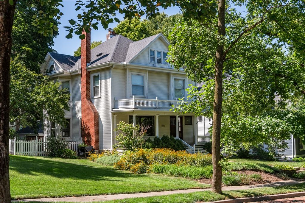 305 Oakwood Avenue, Oakwood, OH 45409
