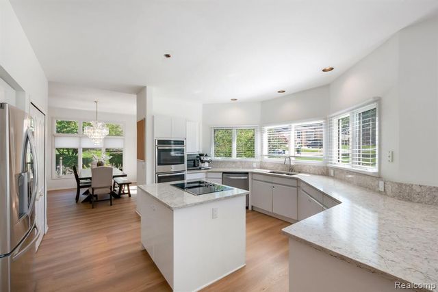 1054 Forest Bay Drive, Waterford, MI 48328
