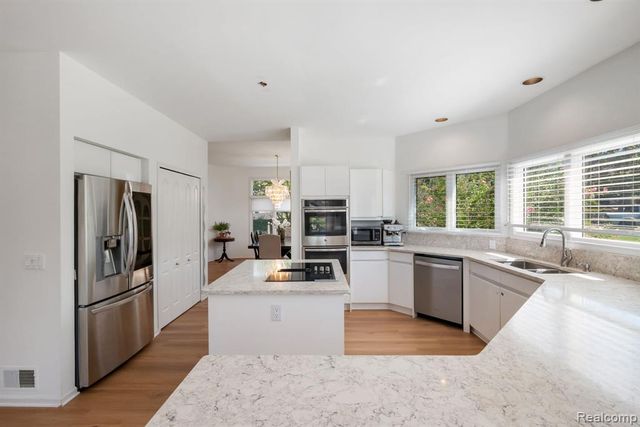 1054 Forest Bay Drive, Waterford, MI 48328