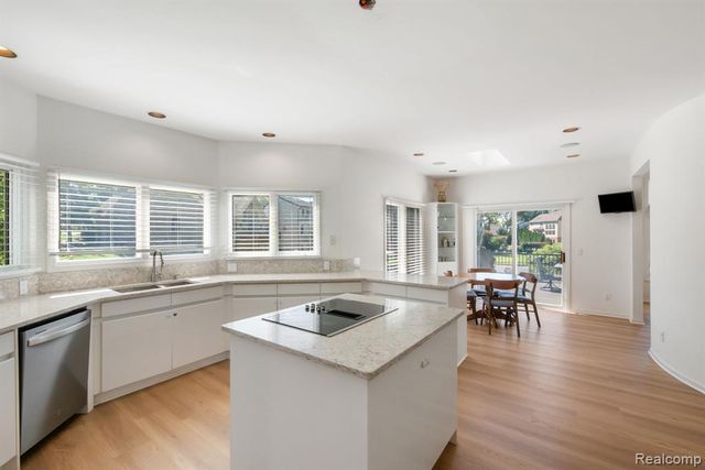 1054 Forest Bay Drive, Waterford, MI 48328