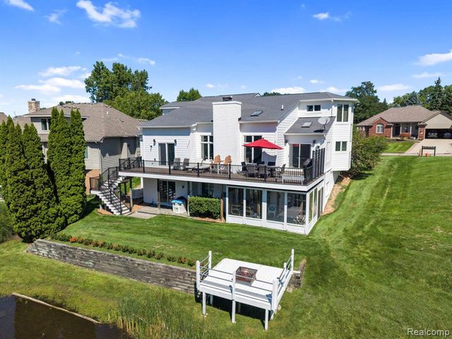 1054 Forest Bay Drive, Waterford, MI 48328