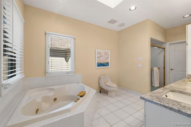 1054 Forest Bay Drive, Waterford, MI 48328