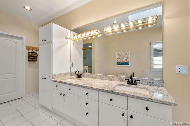 1054 Forest Bay Drive, Waterford, MI 48328