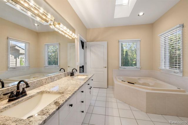 1054 Forest Bay Drive, Waterford, MI 48328