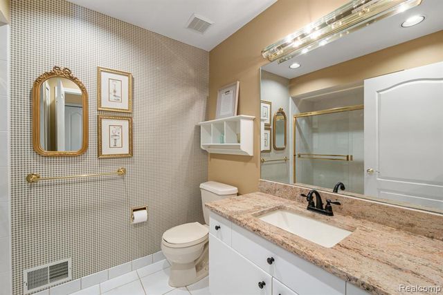 1054 Forest Bay Drive, Waterford, MI 48328