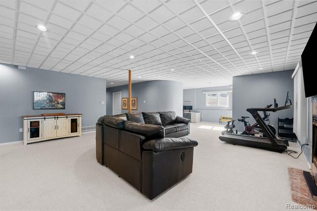 1054 Forest Bay Drive, Waterford, MI 48328