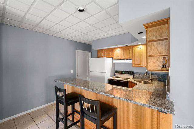 1054 Forest Bay Drive, Waterford, MI 48328