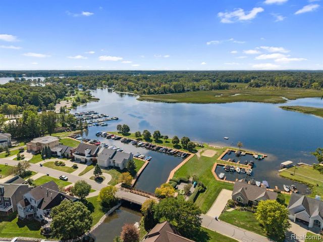 1054 Forest Bay Drive, Waterford, MI 48328