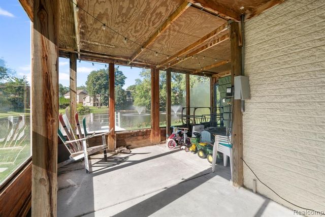 1054 Forest Bay Drive, Waterford, MI 48328