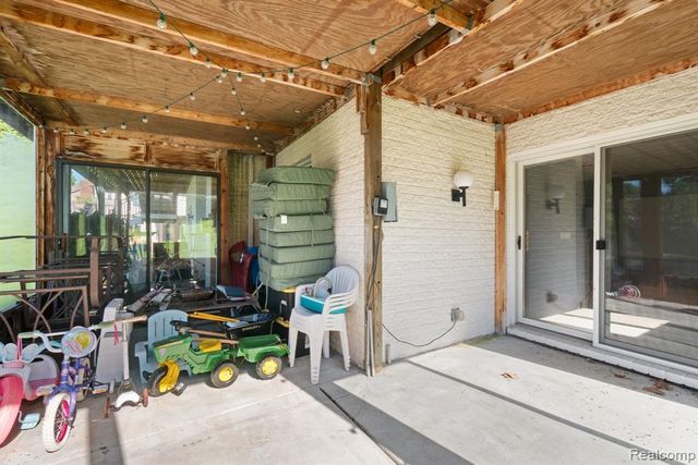 1054 Forest Bay Drive, Waterford, MI 48328