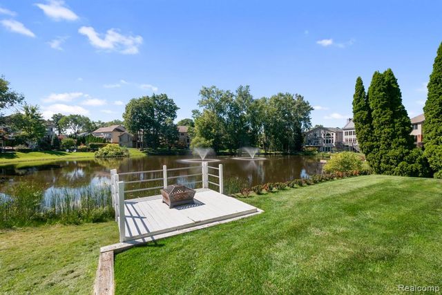 1054 Forest Bay Drive, Waterford, MI 48328