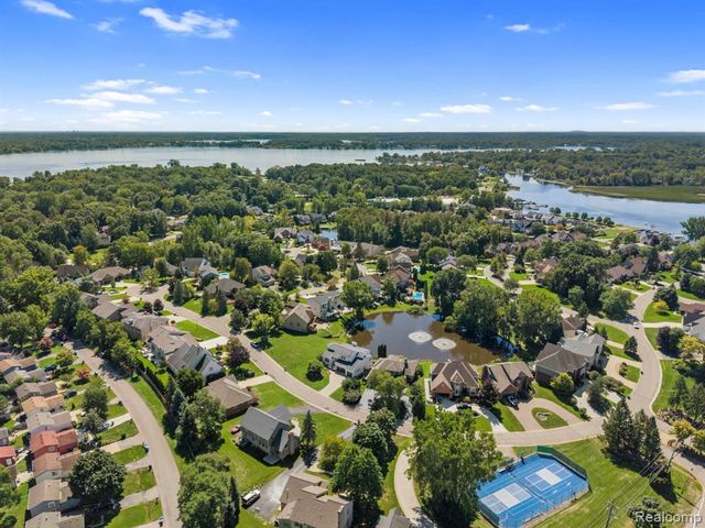 1054 Forest Bay Drive, Waterford, MI 48328