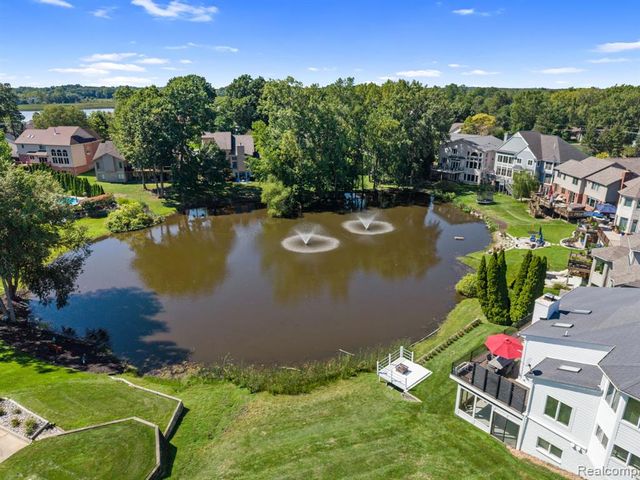 1054 Forest Bay Drive, Waterford, MI 48328