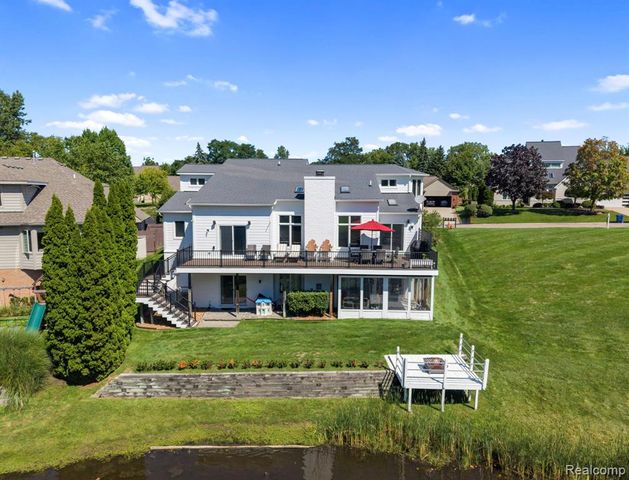 1054 Forest Bay Drive, Waterford, MI 48328
