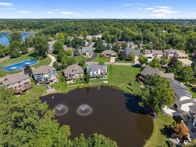 1054 Forest Bay Drive, Waterford, MI 48328