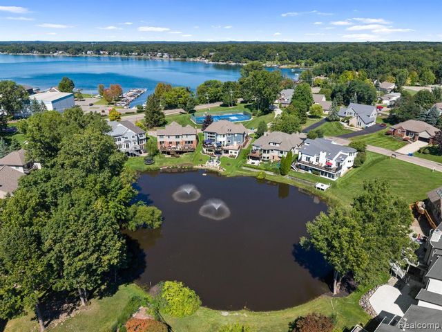 1054 Forest Bay Drive, Waterford, MI 48328