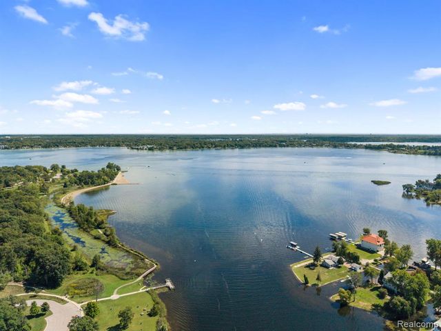 1054 Forest Bay Drive, Waterford, MI 48328